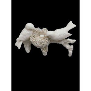 Godinger Goldfinch Figurine Ceramic 6786 Milk Glass Spaghetti Nest Vintage